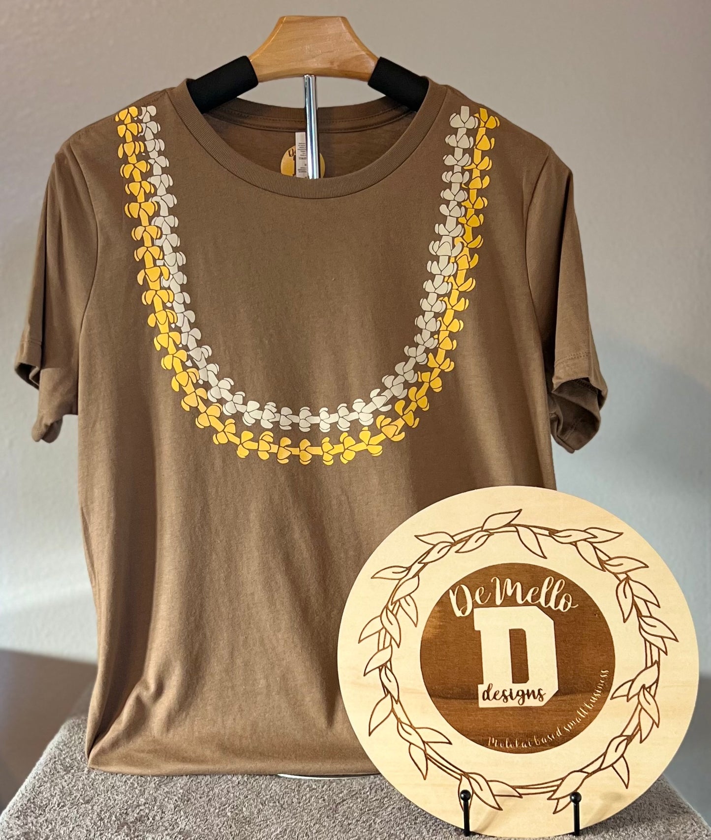 Double puakenikeni on Taupe tee