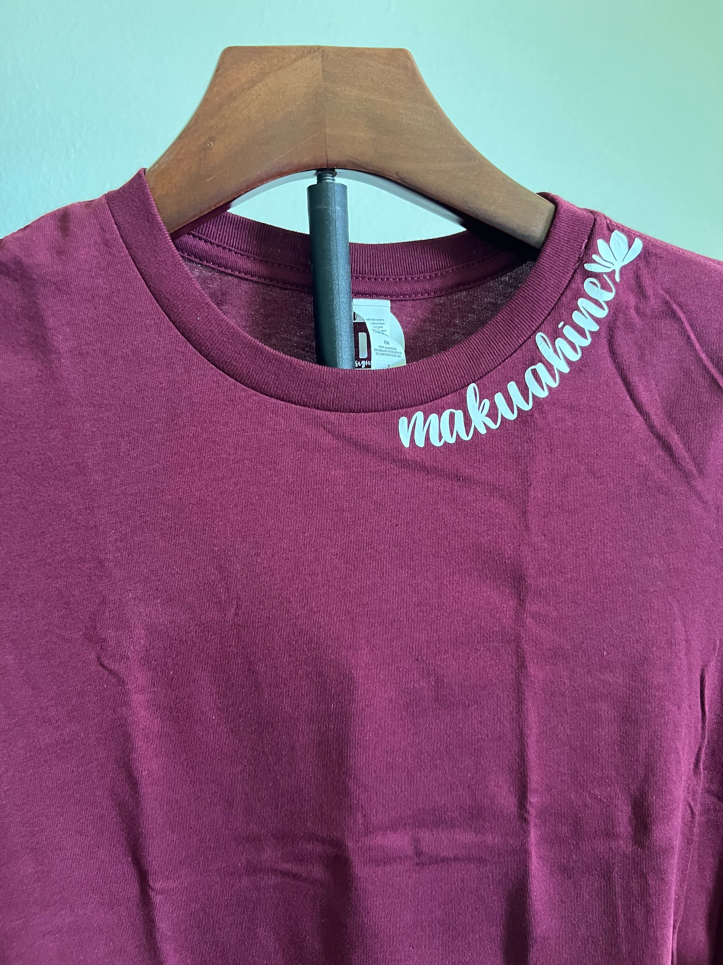 Mama pikake on maroon