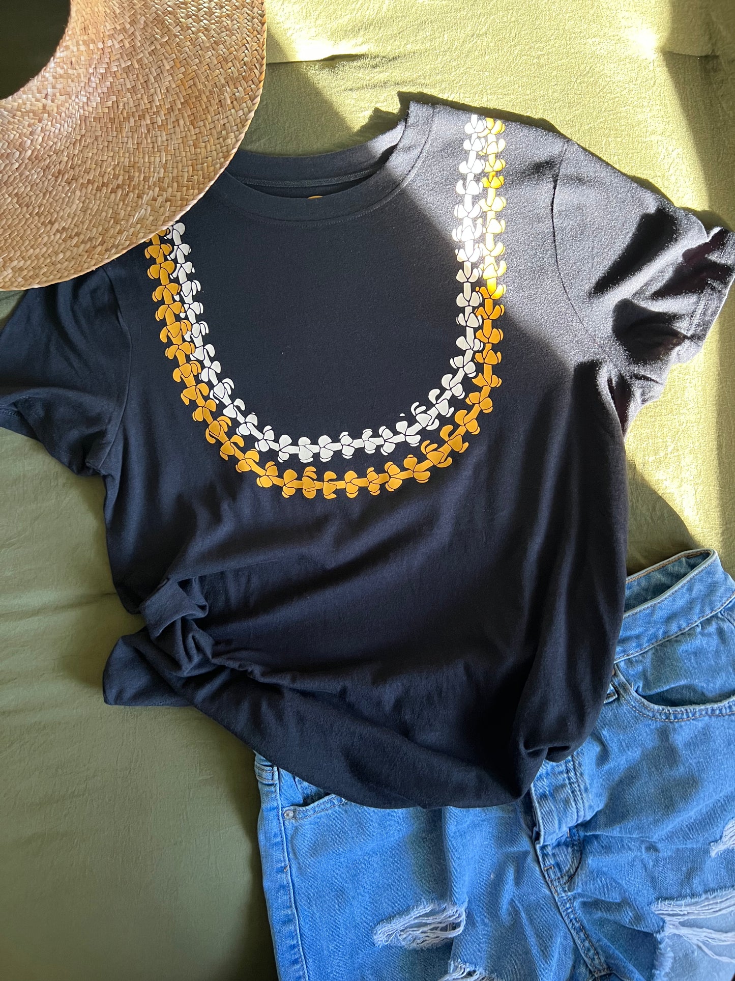 Double puakenikeni lei tee